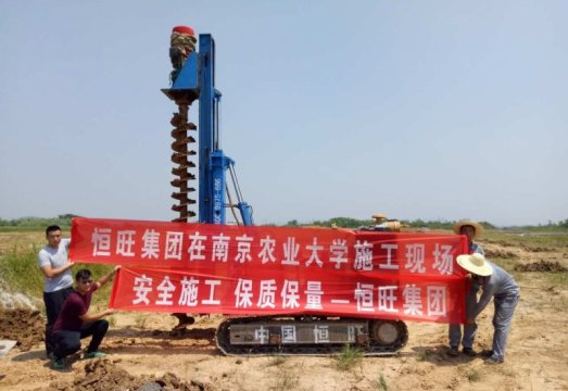 電動光伏打樁機相關產品在南京農業大學施工現場