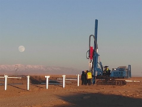 沙漠光伏项目纪实：履带光伏打桩机沙漠风沙地层施工案例